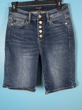 JUDY BLUE BUTTONFLY BERMUDA DENIM SIZE MEDIUM
